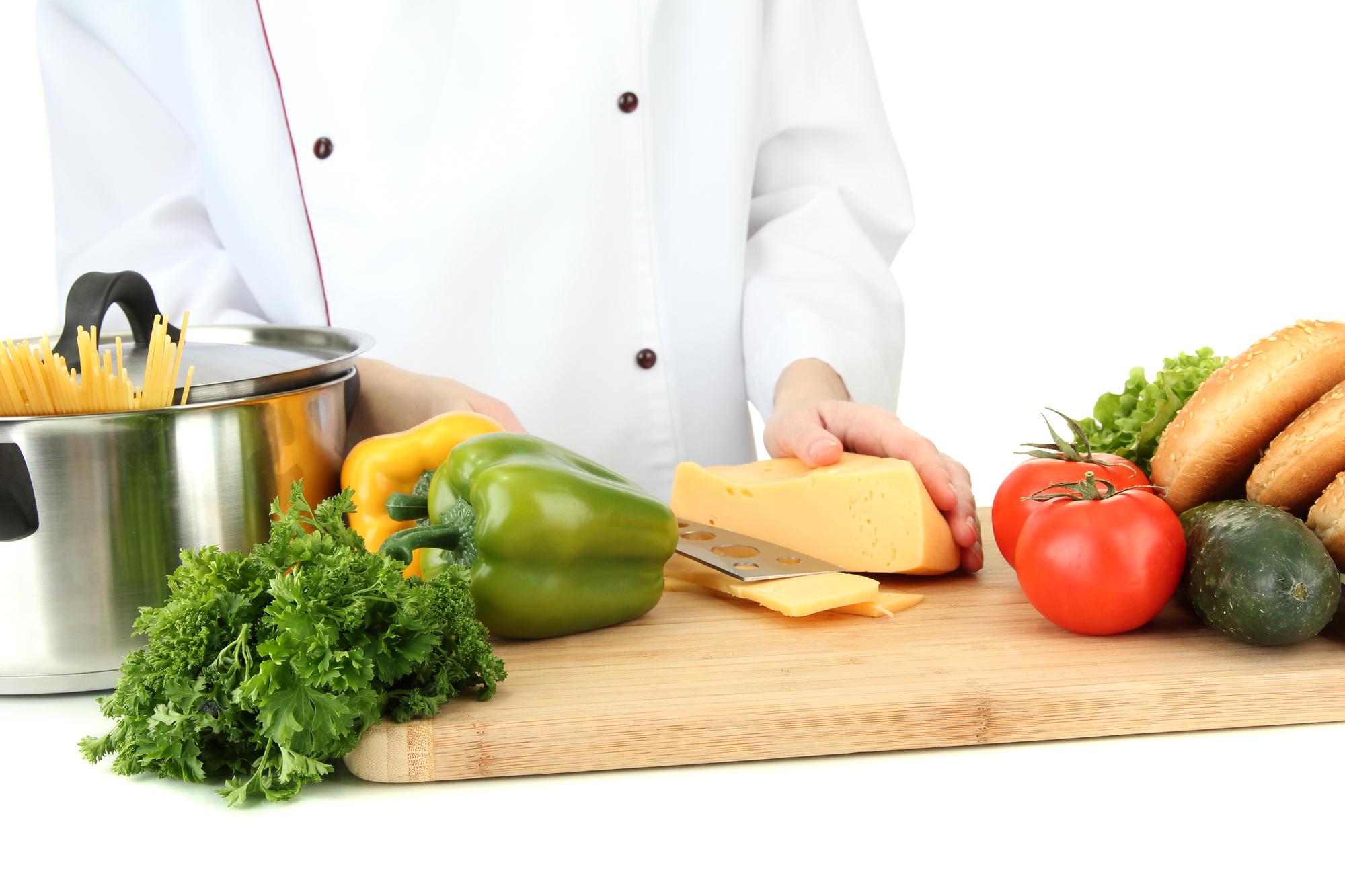 Chef in laboratorio che taglia ingredienti freschi